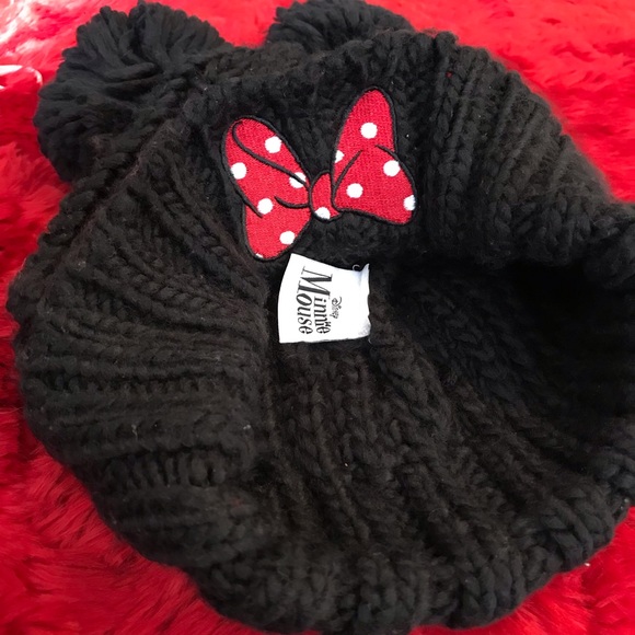 Knitted Soft Disney Minnie Mouse Beanie with red bow & 2 soft fur balls, adult - Picture 2 of 5